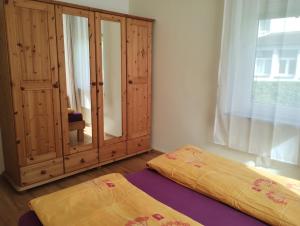 - une chambre avec une armoire en bois et un lit dans l'établissement Ferienwohnung in der Kunst und Kultur Villa Bad Steben, à Bad Steben