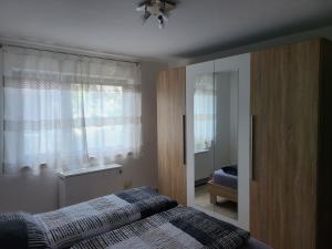 - une chambre avec un lit et une fenêtre dans l'établissement Ferienwohnung am Südhang, à Gernsbach