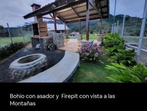 un jardín con banco de piedra y cenador en Pika Cabins 1, en San Carlos