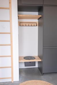 uma prateleira num armário com um tapete em Malevik Tiny House em Kullavik