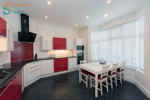Ett kök eller pentry på Light and spacious three bedroom house in Margate close to beach and amenities
