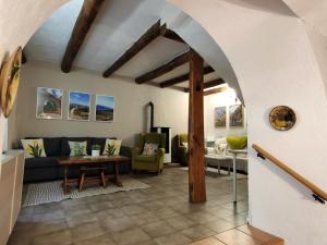ein Wohnzimmer mit einem Sofa und einem Tisch in der Unterkunft Casa Escola in Pobla de Segur