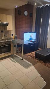 een keuken met een tafel en een tv. bij 409 Mapungubwe Hotel in Johannesburg