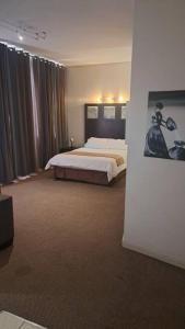 Кровать или кровати в номере 409 Mapungubwe Hotel