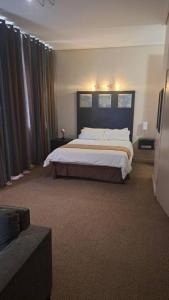 Een bed of bedden in een kamer bij 409 Mapungubwe Hotel