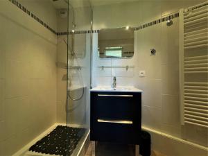W łazience znajduje się umywalka i prysznic. w obiekcie Appartement Les Menuires, 2 pièces, 4 personnes - FR-1-452-84 w Les Menuires