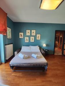 sypialnia z łóżkiem i dwoma ręcznikami na nim w obiekcie Casa vacanza "IL GIRASOLE" w mieście Noci