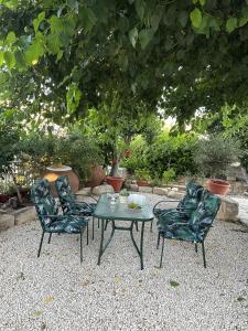 een tafel en twee stoelen en een tafel met een tafel en stoelen bij Cosy Piano village cottage in Pachna in Limassol