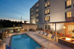 una piscina frente a un hotel en SpringHill Suites by Marriott Houston Northwest, en Houston