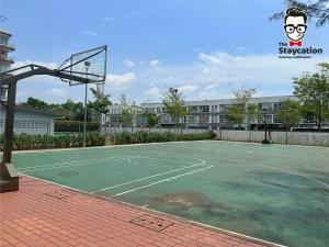 una pista de tenis vacía con un aro de baloncesto en Staycation Homestay 14 P Residence kuching condo en Kuching