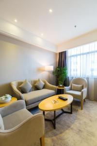 - un salon avec un canapé, des chaises et une table dans l'établissement Guangzhou Seaman Hotel-Line 2 JiangNanXi Station, à Canton