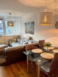 - un salon avec un canapé et une table dans l'établissement Vienna GoldMol Apartments Central, à Vienne