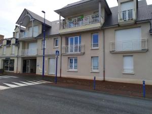een gebouw met balkons aan de straatkant bij Très bel F2 avec pleine vue mer. in Langrune-sur-Mer