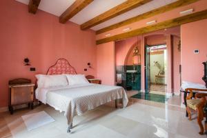 Posteľ alebo postele v izbe v ubytovaní Palazzo Previtera Hotel & Restaurant + 30 fotografií
