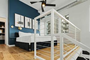 1 dormitorio con litera blanca y paredes azules en Iridescence Center Midtown Piedmont Park King Bed Loft en Atlanta