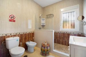 un bagno con wc, lavandino e doccia di Andalucia 13 Chiclana a Chiclana de la Frontera Altre 21 foto