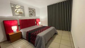 um quarto de hotel com uma cama e duas lâmpadas em MORADIA - VIEIRA em Machico