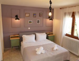 um quarto com uma cama com duas toalhas em Το Μπαλκόνι Του Όρλιακα 