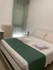- une chambre avec un lit doté d'une couverture verte dans l'établissement Apulia Rosè, à Lecce