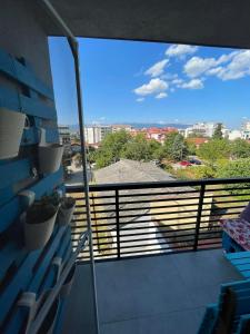 d'un balcon avec vue sur la ville. dans l'établissement Urban Edge Kozle, à Skopje