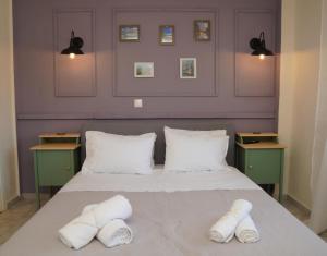 1 dormitorio con 1 cama con 2 toallas en Το Μπαλκόνι Του Όρλιακα, 