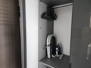 un estante con un guante de béisbol en un armario en Seaview studio private parking included - Beach Residence en Mamaia Nord – Năvodari