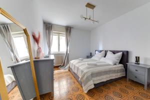 Un dormitorio con una cama y dos ventanas. en Appartamento accogliente, Pesaro, en Pesaro