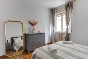 a bedroom with a mirror and a bed and a dresser at Appartamento accogliente, Pesaro in Pesaro