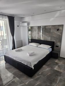 een slaapkamer met een groot bed in een kamer bij Seaview studio private parking included - Beach Residence in Mamaia Nord – Năvodari
