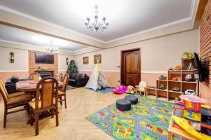 a living room with a childs play room with a table at Willa Sichelscy - apartamenty i pokoje z aneksami kuchennymi - rabat 20 procent na Termy Szaflary oraz Gorący Potok oraz 15 procent rabatu na Bramę Gorce in Biały Dunajec