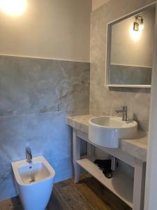 W łazience znajduje się umywalka i lustro. w obiekcie Agriturismo Il Mulino della Rocca w mieście Berceto