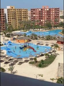 een luchtzicht op een groot waterpark bij Porto golf marina ,2 bedrooms , Families only in El Alamein