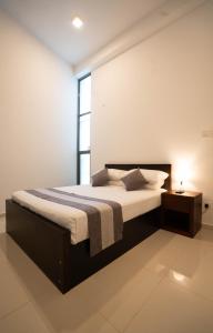 Postel nebo postele na pokoji v ubytování Quest Colombo Residencies