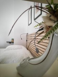 1 dormitorio con cama y barandilla para escaleras en La Bonne Etoile, en Châtelaudren