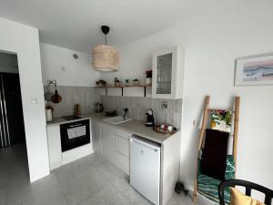 斯維諾烏伊希切的住宿－marga_apt，白色的厨房设有水槽和台面