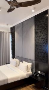 1 dormitorio con 1 cama y ventilador de techo en Dreams Hotel Zanzibar, en Zanzíbar