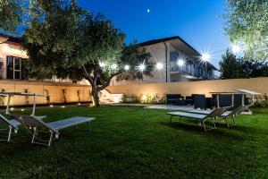 聖塔·馬里亞·迪·卡斯特的住宿－Marea b&b，夜晚在院子里放乒乓球桌和椅子