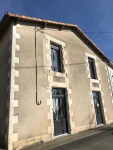 aige building with a door and two windows at Petite escale Vivonnoise in Vivonne