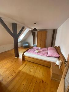 Un pat sau paturi într-o cameră la Apartmán Prachatice
