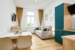 Residence 44 في براغ: غرفة معيشة مع طاولة وأريكة