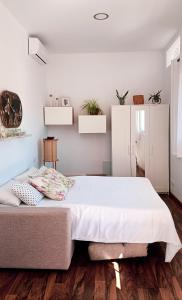 una camera da letto con un grande letto bianco e armadi bianchi di Villacarmen Suite a Benalmádena