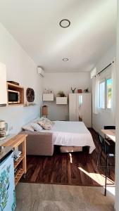 um quarto com uma cama grande num quarto em Villacarmen Suite em Benalmádena