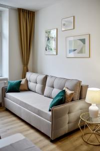 Residence 44 في براغ: غرفة معيشة مع أريكة عليها وسائد
