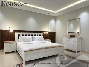 1 dormitorio con cama blanca y espejo en Kease Malqa B-4 Royal Touch AZ31 en Riad