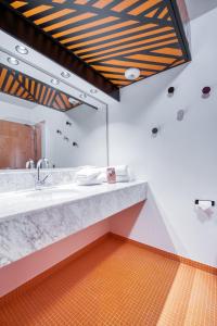 uma casa de banho com um grande lavatório e um espelho em COWOOL GRENOBLE em Grenoble