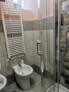 Sicignano degli Alburni的住宿－B&B Zì Camillo，浴室配有卫生间、盥洗盆和淋浴。
