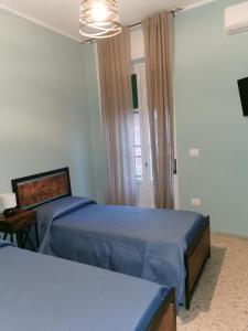 Sicignano degli Alburni的住宿－B&B Zì Camillo，一间卧室设有两张床和窗户。