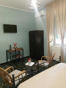 Sicignano degli Alburni的住宿－B&B Zì Camillo，客厅配有桌椅和电视。