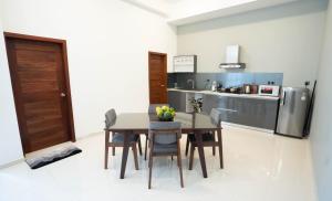 Kuchyň nebo kuchyňský kout v ubytování Quest Colombo Residencies