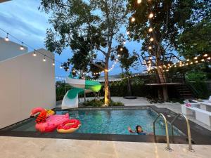 a swimming pool with a inflatablelatable animal in a backyard at 168 Garden Pool Villa in Nong Prue +34 photos